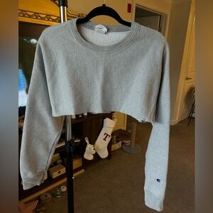 COPY - Cropped raw edge champion sweatshirt - size L